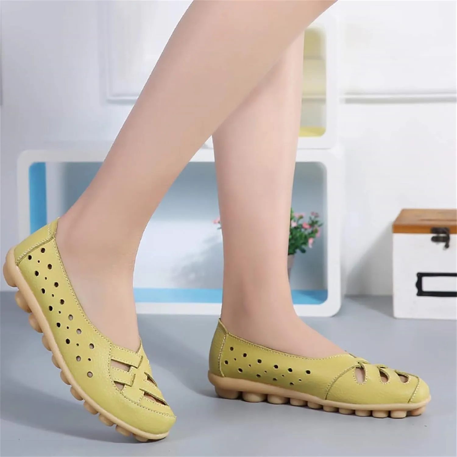 Womens Cowhide Leather Slip On Moccasins Shoes Flat Slipper Comfortable Leather Loafers Breathable Lightweight Round Toe Nurse Loafer Driving Walking Flat Work Shoes